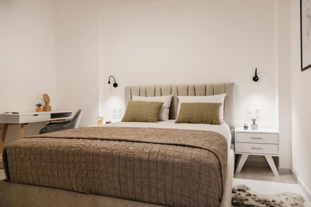 Säng eller sängar i ett rum på Alexandros Apartments