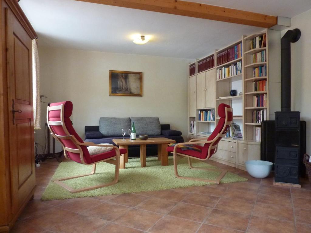 sala de estar con sofá, mesa y sillas en Ferienwohnung Haus am Singberg, en Ramsthal