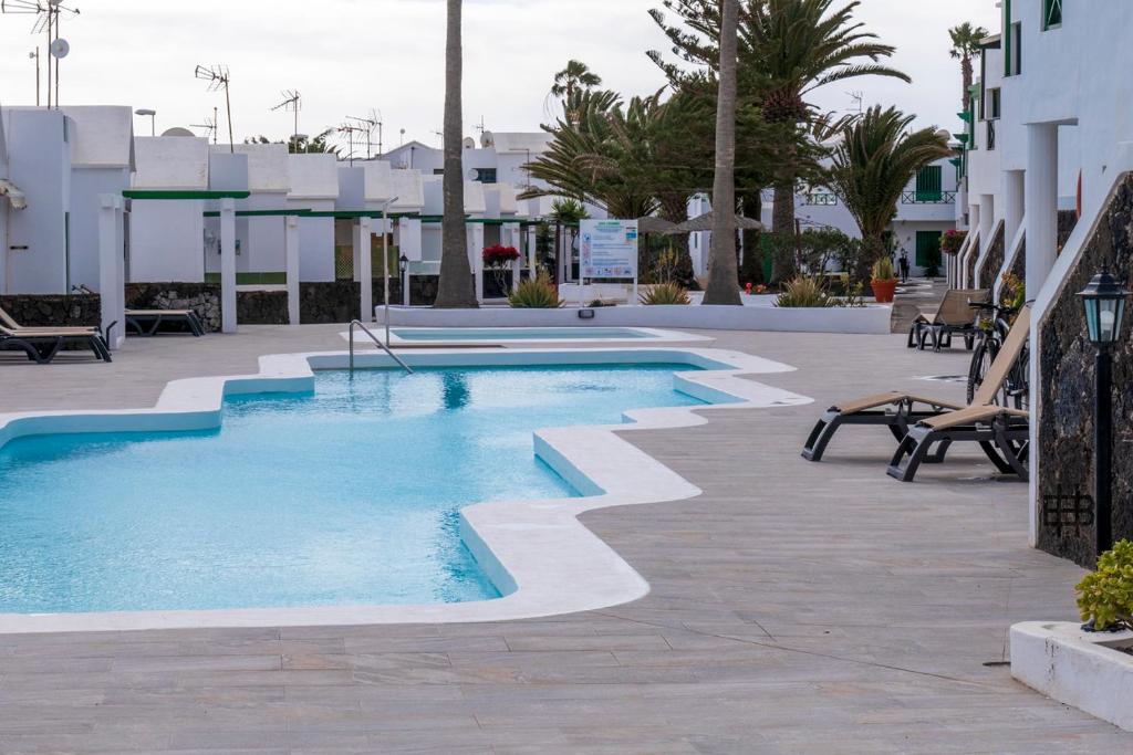 una piscina nel centro di un resort di Casa Su, precioso apartamento en complejo con piscina a Puerto del Carmen