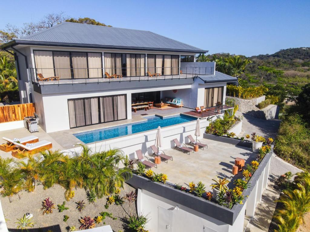 una vista aérea de una casa con piscina en Casa Ojos Azules, Nosara. New Listing, en Nosara