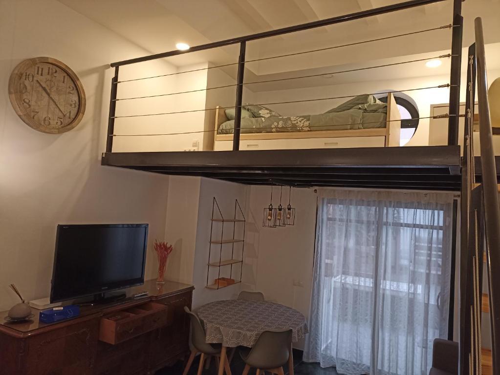 Televízia a/alebo spoločenská miestnosť v ubytovaní Piso encantador en el centro de Tarragona
