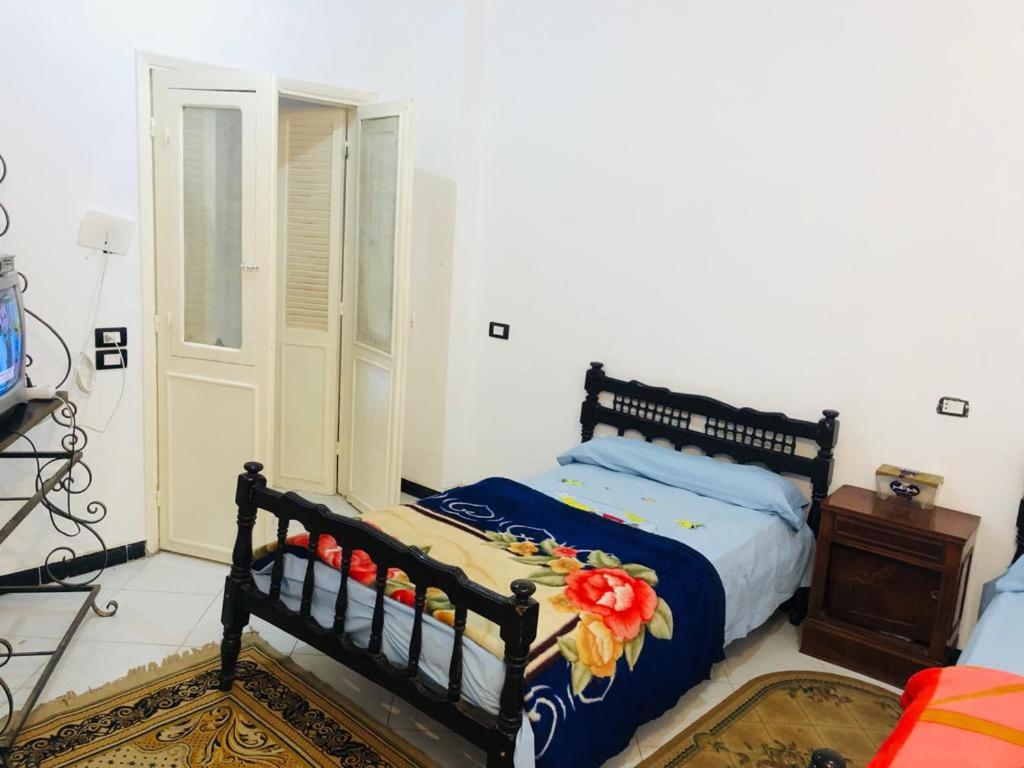 Un pat sau paturi într-o cameră la El Fouad house