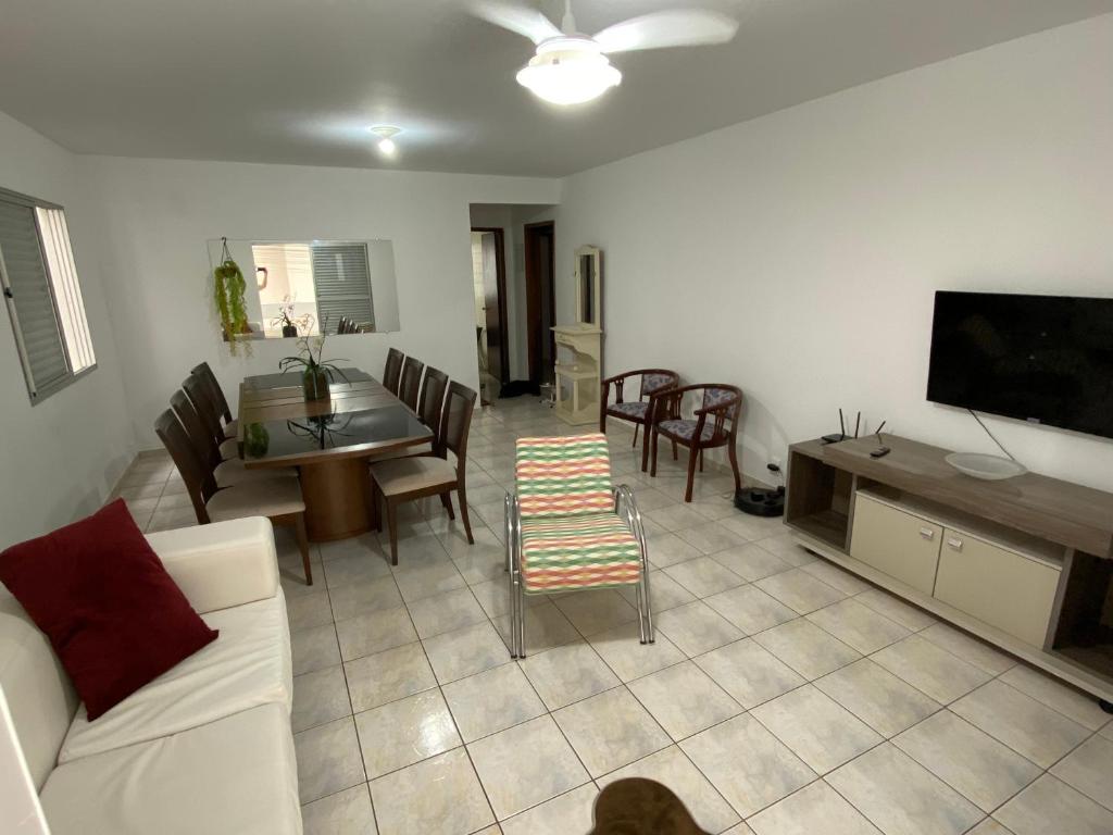 sala de estar con sofá y comedor en Dambroso Residence, en Balneário Camboriú