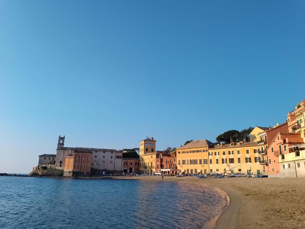 una vista di una spiaggia con edifici e acqua di Casa Caterina Setri Levante a Sestri Levante