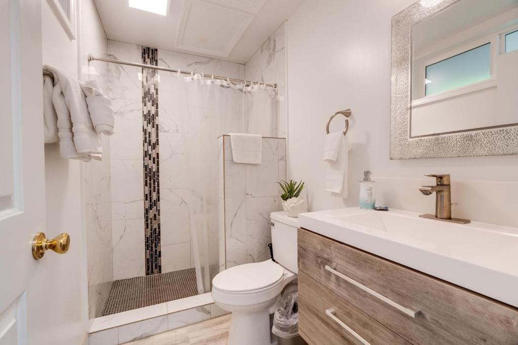 Koupelna v ubytování Unit 16 Maui Ohana Modern Studio