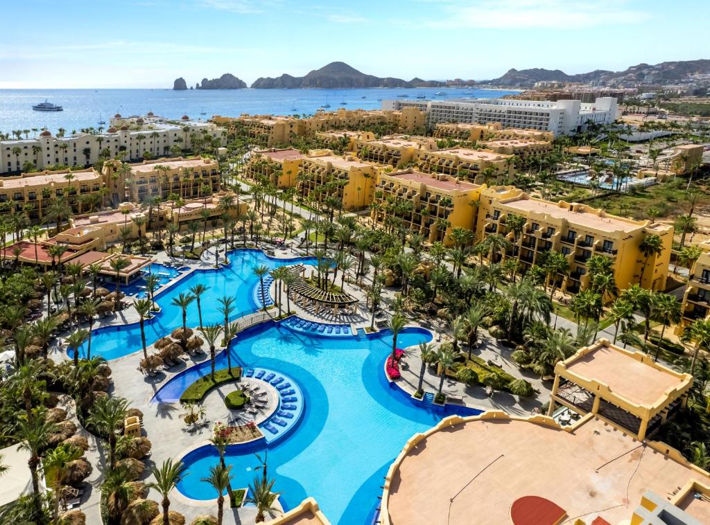 een luchtzicht op het zwembad van het resort bij Riu Santa Fe - All Inclusive in Cabo San Lucas