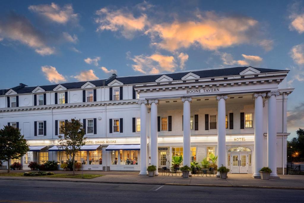 um grande edifício branco com colunas em Historic Boone Tavern em Berea