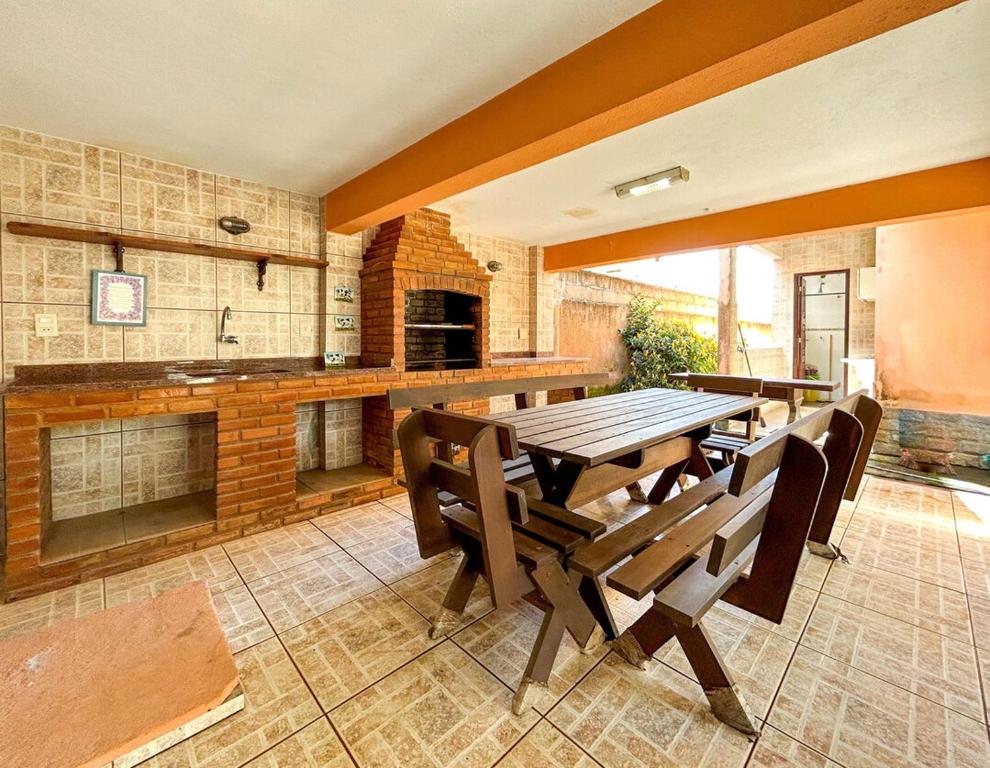 uma sala de jantar com uma mesa e uma lareira em Incrivel casa com churrasq em Miguel Pereira RJ em Miguel Pereira