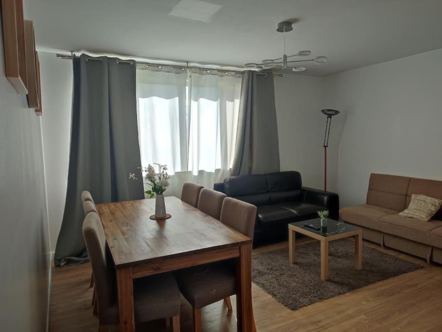 - un salon avec une table et un canapé dans l'établissement magnifique appartement rénové à 15 min de Paris, à Thiais