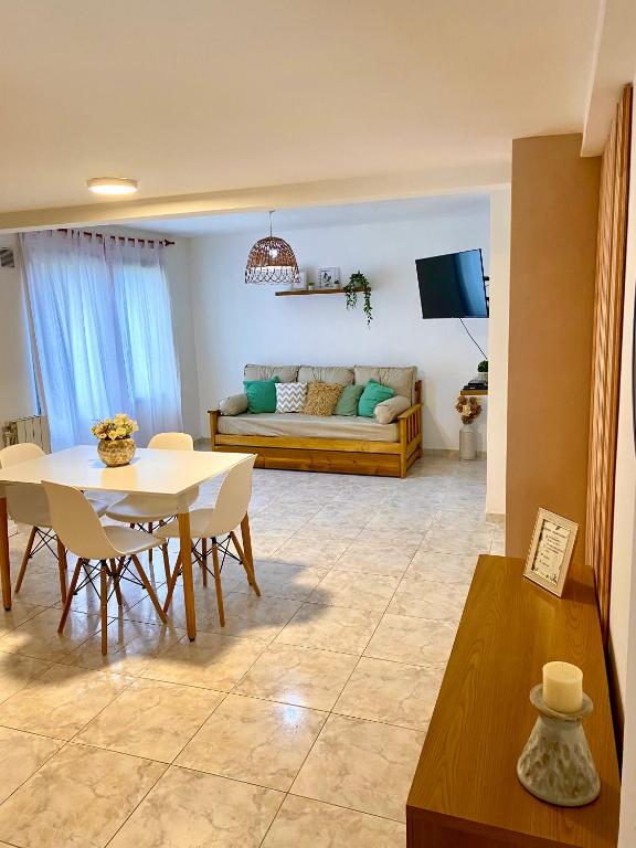 sala de estar con mesa y sofá en Departamento Céntrico Belgrano 1E en San Carlos de Bariloche