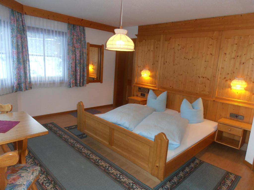 Postel nebo postele na pokoji v ubytování Haus Dorfplatz