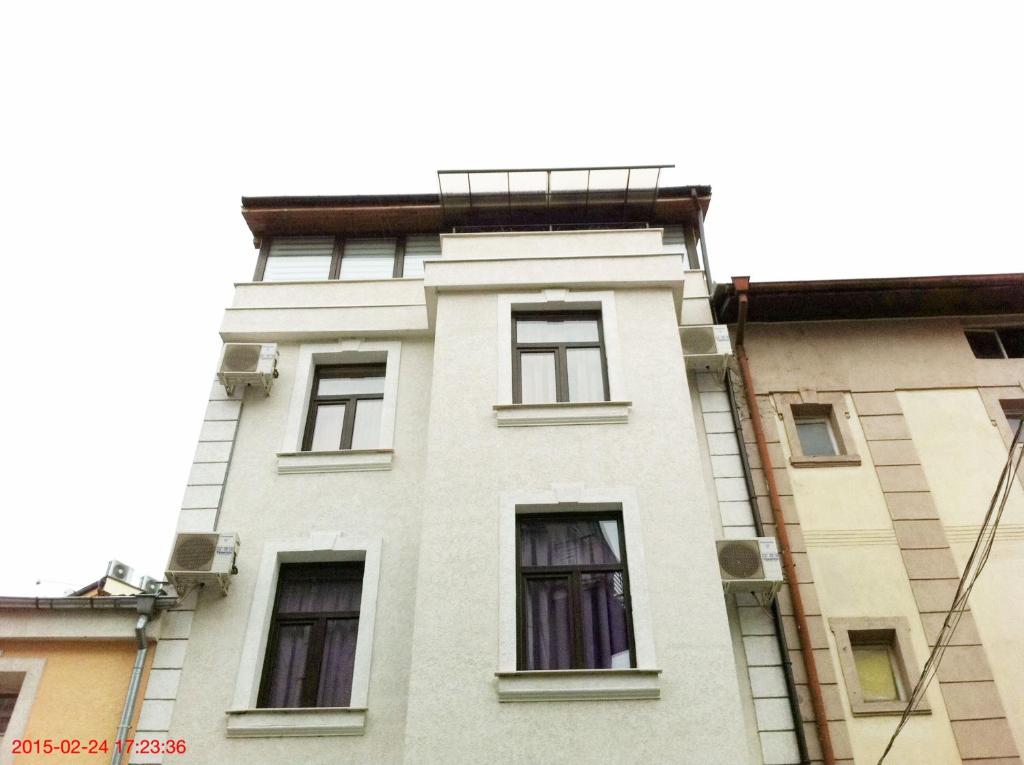 Kapana Plovdiv في بلوفديف: مبنى ابيض نوافذه جانبيه
