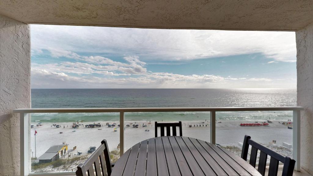 uma varanda com vista para a praia e para o oceano em Beachside II 4295 em Destin
