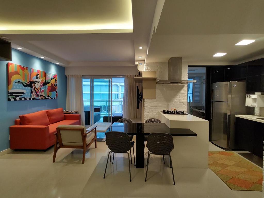 cocina y sala de estar con mesa y sillas en Lanai Apart Hotel, Flat Moderno com Vista Mar no Posto 2 da Barra B1-0031, en Río de Janeiro