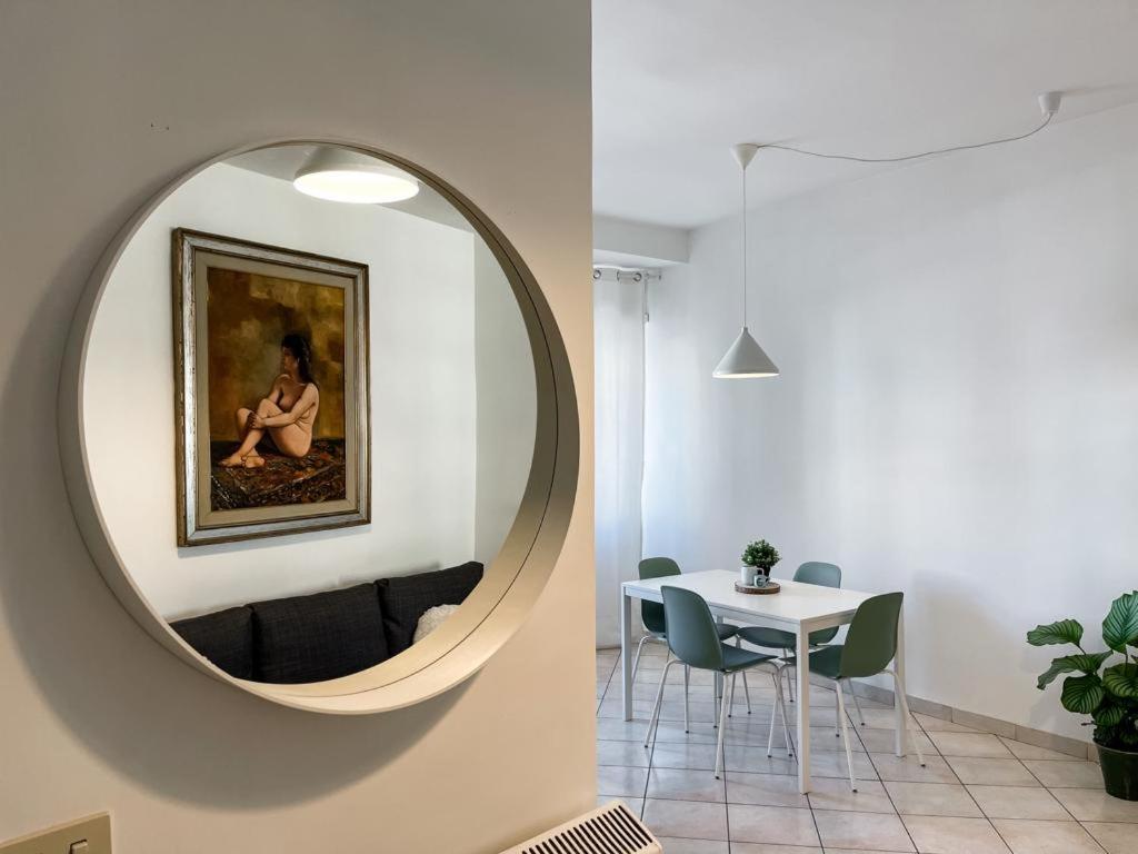 - une salle à manger avec un miroir et une table dans l'établissement Sestio House, à Rome