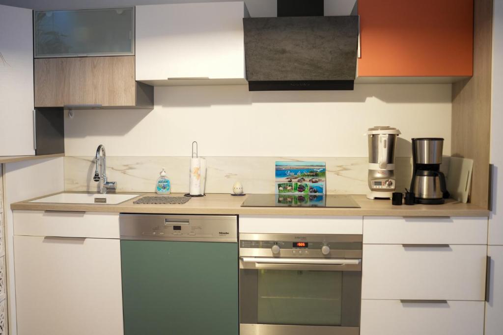 Kuchyňa alebo kuchynka v ubytovaní Maison vue Baie au coeur du quartier de l'Abbaye