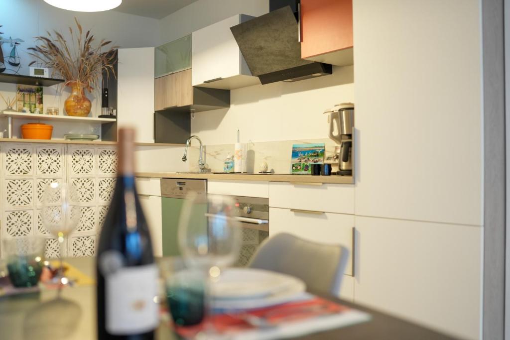 Kuchyňa alebo kuchynka v ubytovaní Maison vue Baie au coeur du quartier de l'Abbaye