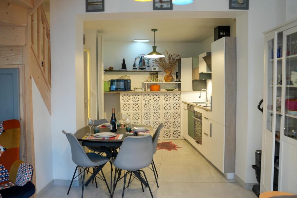Kuchyňa alebo kuchynka v ubytovaní Maison vue Baie au coeur du quartier de l'Abbaye