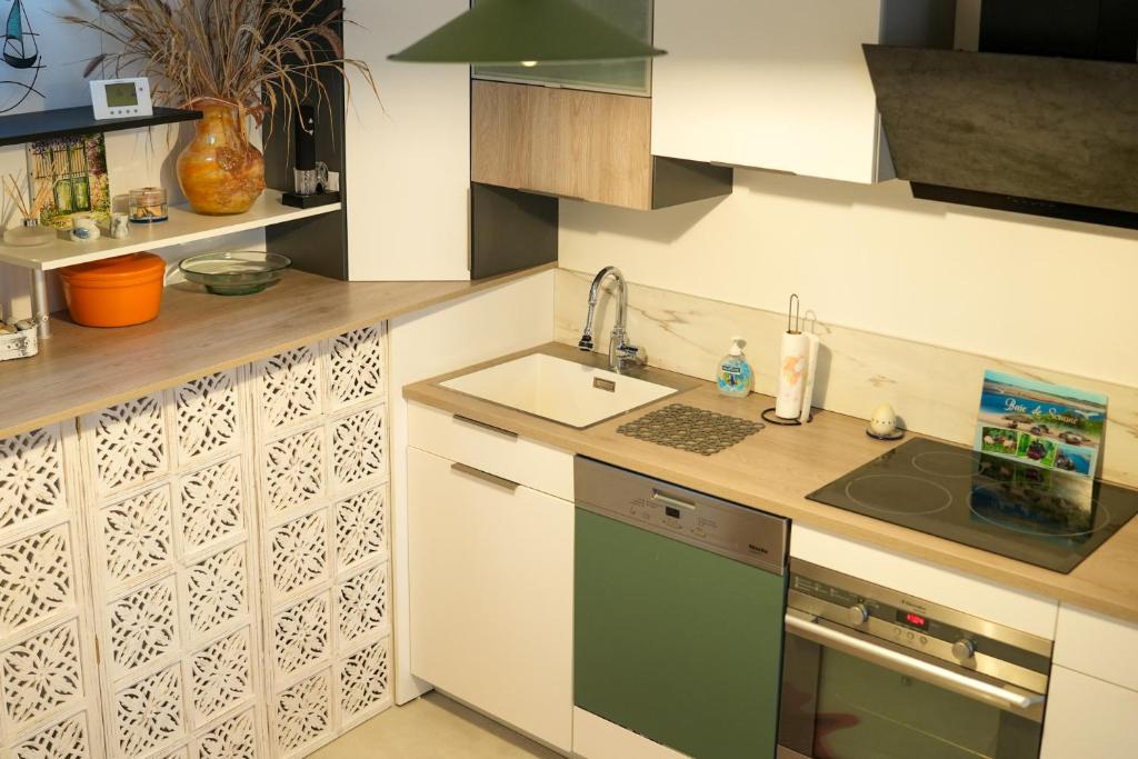 Kuchyňa alebo kuchynka v ubytovaní Maison vue Baie au coeur du quartier de l'Abbaye
