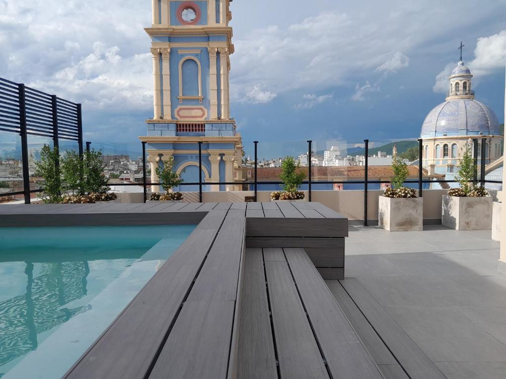 un edificio con una torre de reloj y una piscina en Departamento Mirador de la Viña - centro de Salta Argentina en Salta