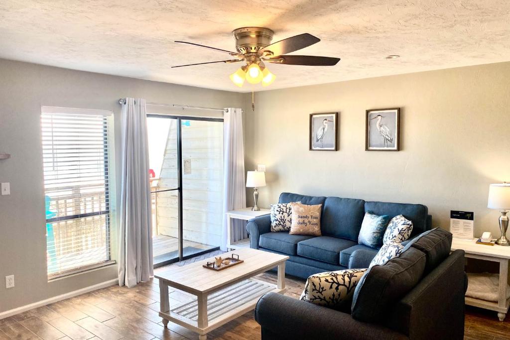 セントジョージ島にあるOcean Mile G-2の青いソファとテーブルのあるリビングルーム