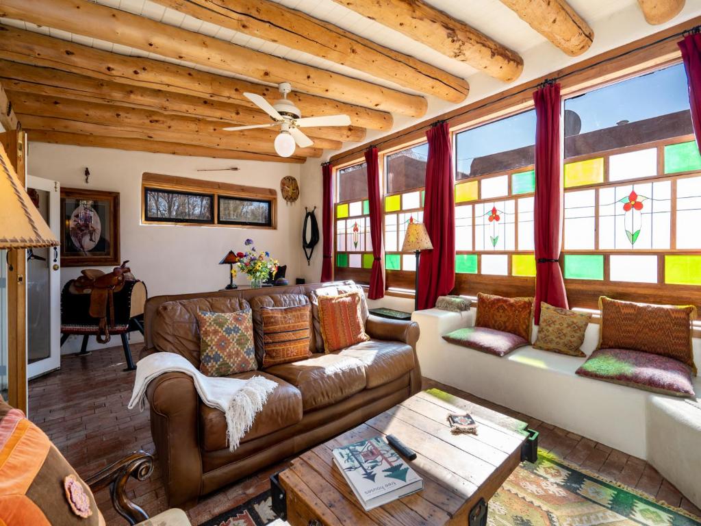 ein Wohnzimmer mit einem Sofa und einigen Fenstern in der Unterkunft La Vida Buena, 2 Bedrooms, Sleeps 4, Fireplace, Patio, Yard, Grill in Santa Fe