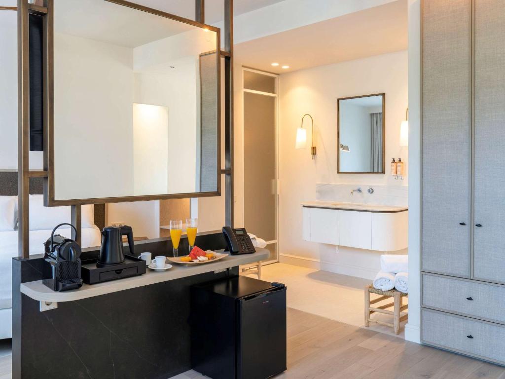 a hotel room with a kitchen and a bathroom at Mercure Benidorm in Benidorm