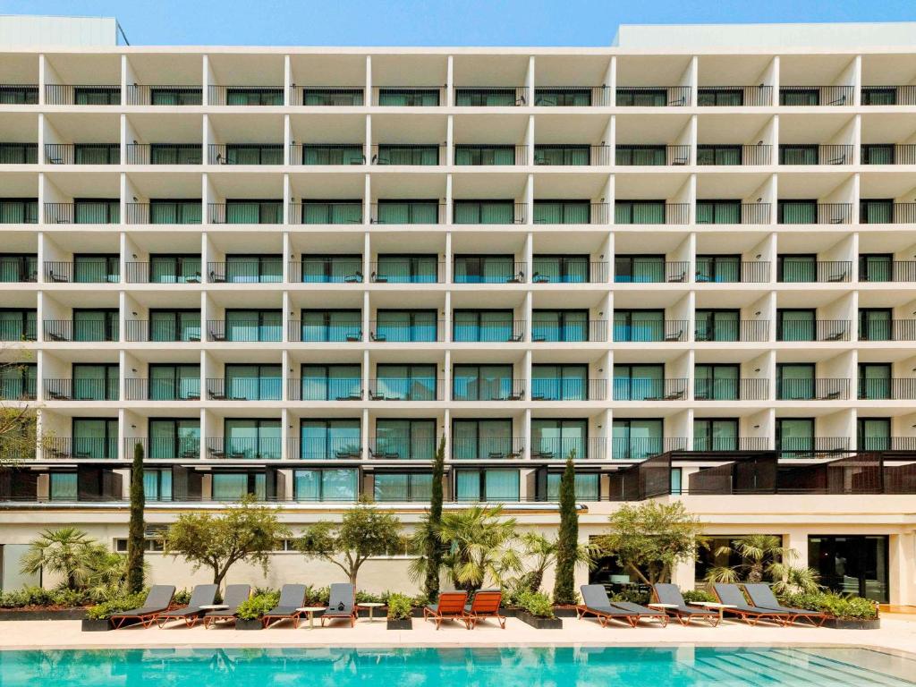 an exterior view of a hotel with a swimming pool at Mercure Benidorm in Benidorm