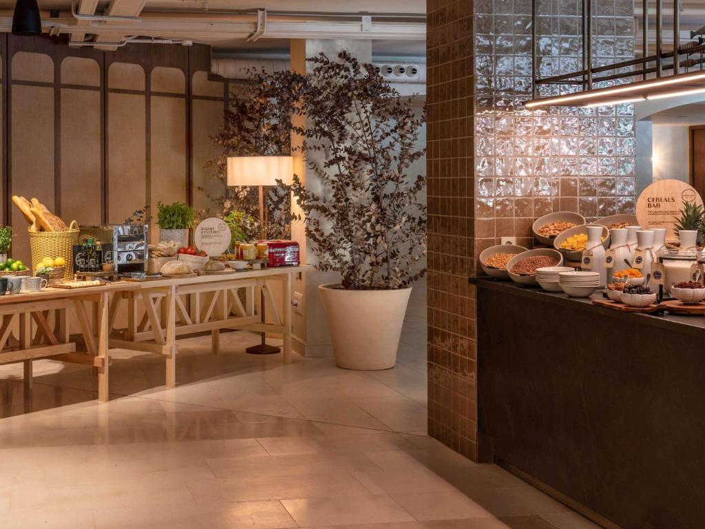 a restaurant with a buffet of food on display at Mercure Benidorm in Benidorm