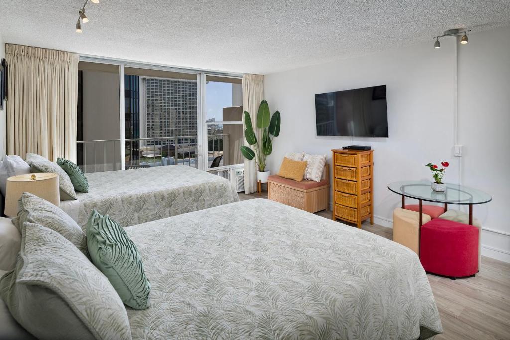pokój hotelowy z 2 łóżkami i telewizorem w obiekcie PRIME Location - Waikiki Full Kitchen& Laundry w mieście Honolulu