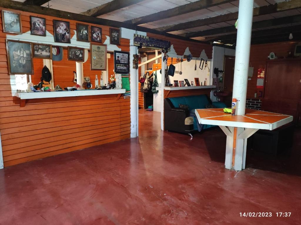 een restaurant met een bar en een tafel in een kamer bij Farm Lodge La Cabaña 