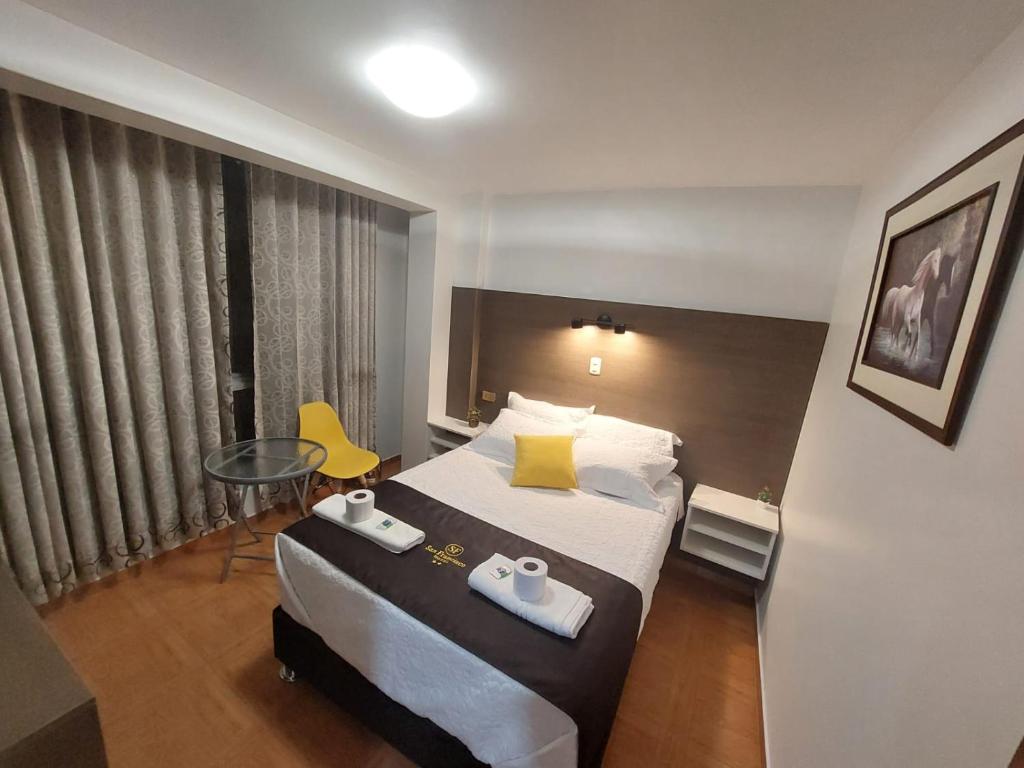 Una habitación de hotel con una cama con dos toallas. en HOTEL SAN FRANCISCO - Moquegua en Moquegua