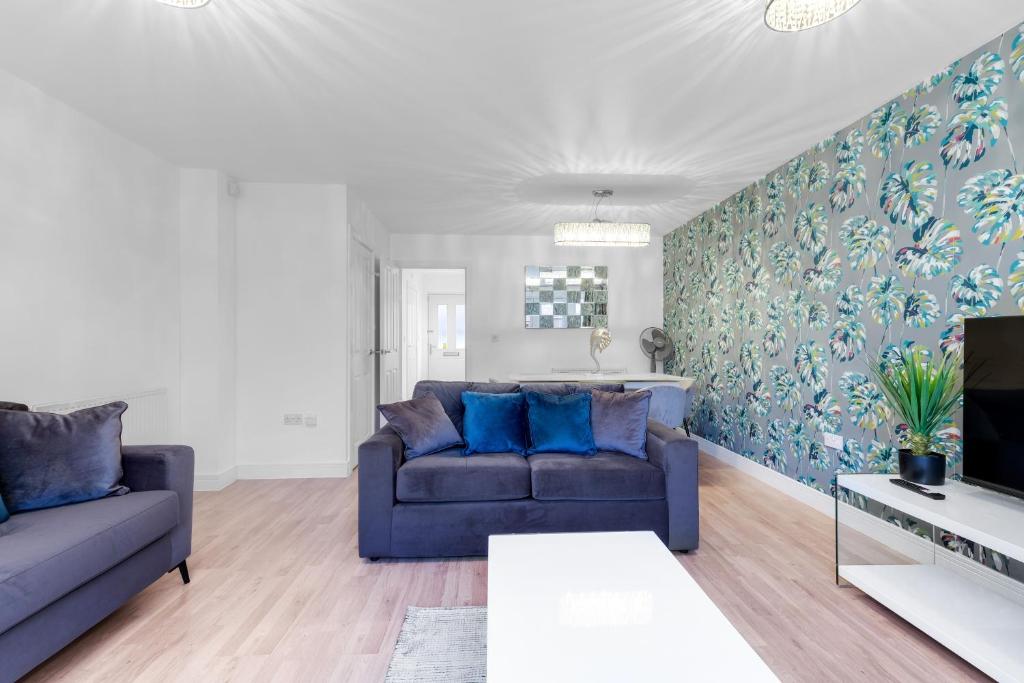 Luxury 3 bedroom Serviced House Leavesden With 2 Bathrooms and Parking