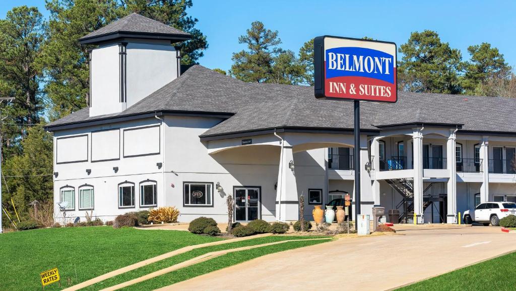un edificio con un cartel que lee Ballatown inn y suites en Belmont Inn and Suites Tatum, en Tatum