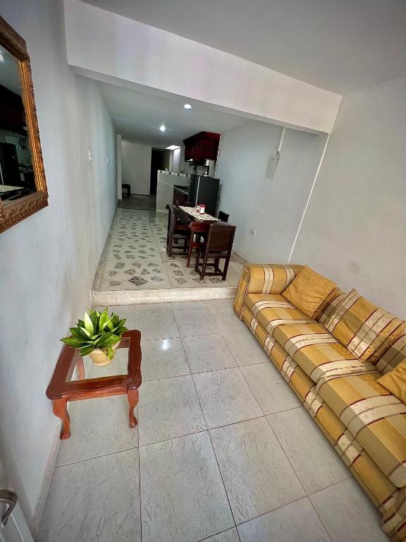 a living room with a bed and a table at Acogedor apartamento amoblado con parqueadero in Valledupar