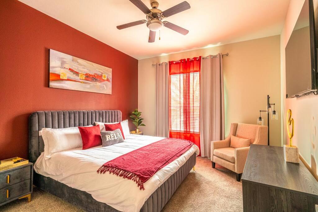 a bedroom with a bed and a ceiling fan at PackHouse NRG/MED Center in Houston