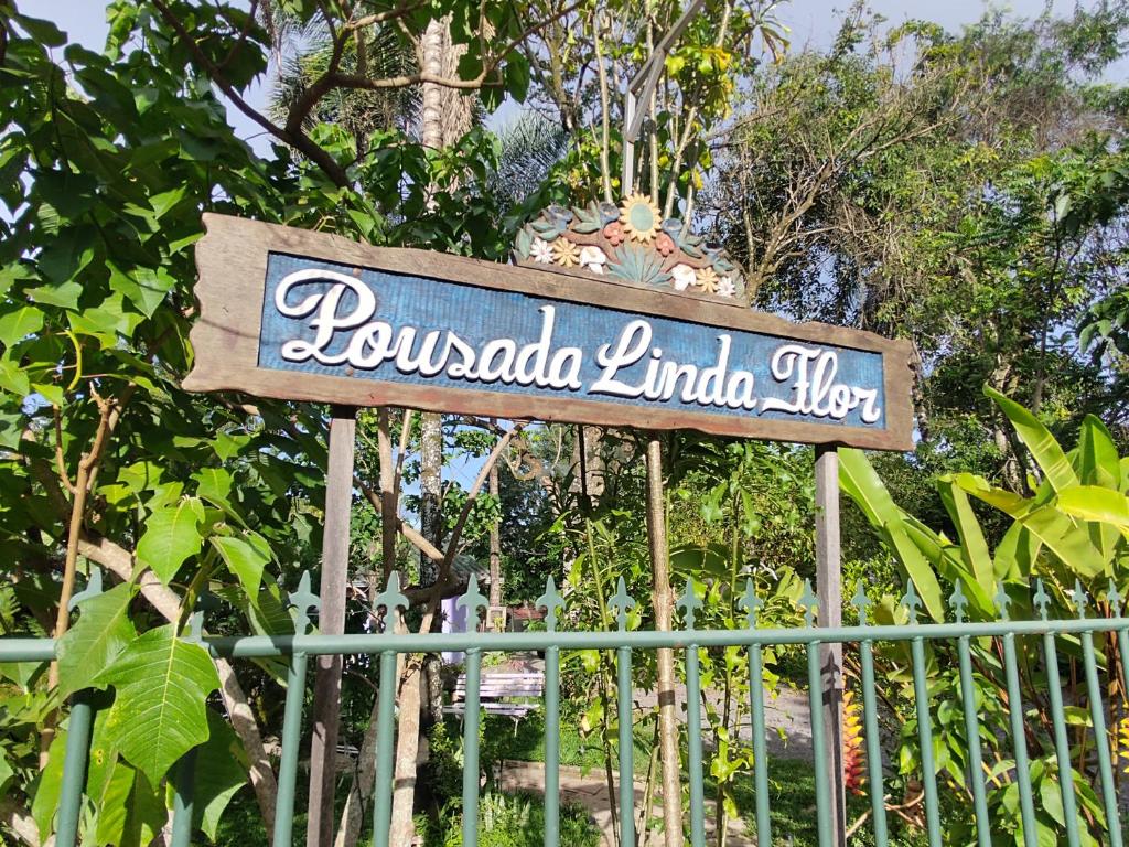 a sign for a park in front of a fence at Pousada Linda Flor in Alto Paraíso de Goiás
