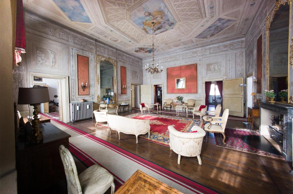 Posezení v ubytování Palazzo Castiglioni luxury suite and rooms