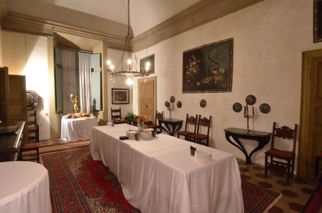 Posezení v ubytování Palazzo Castiglioni luxury suite and rooms