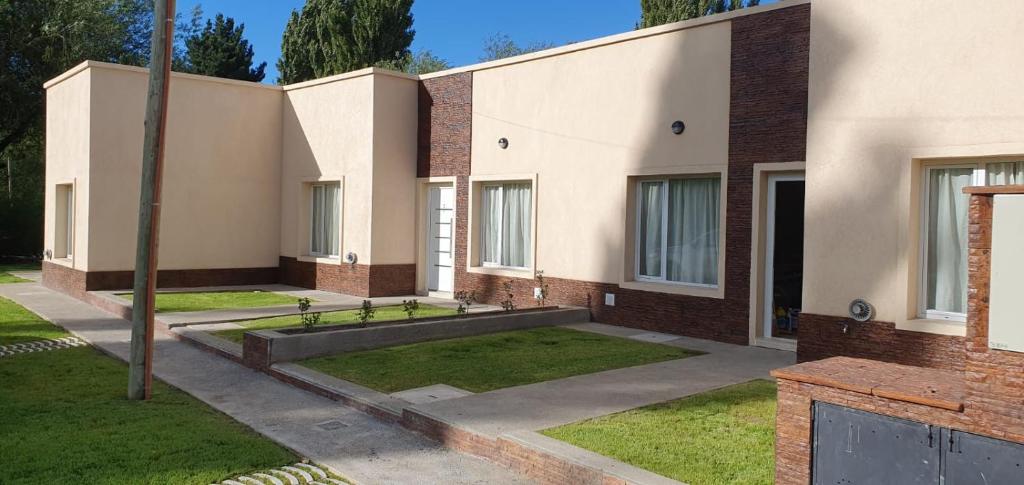 a row of buildings with grass in front of them at cabañas arroyo de las piedras in El Calafate