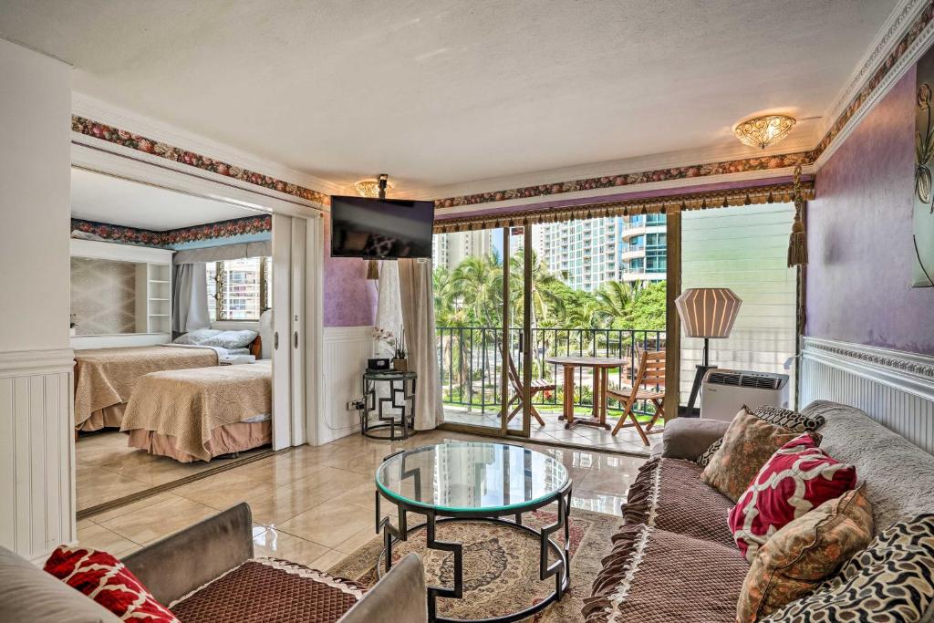 uma sala de estar com um sofá e uma mesa de vidro em Honolulu Condo Vacation Rental with Pool Access! em Honolulu