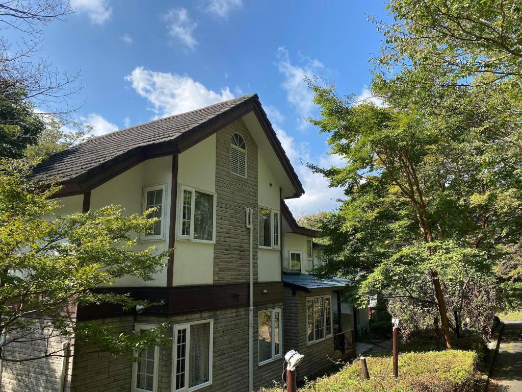 a house with a gambrel roof at Klingelbaer in Hakone