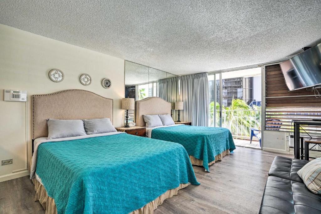 pokój hotelowy z 2 łóżkami i kanapą w obiekcie Centrally Located Vacation Rental in Waikiki! w mieście Honolulu