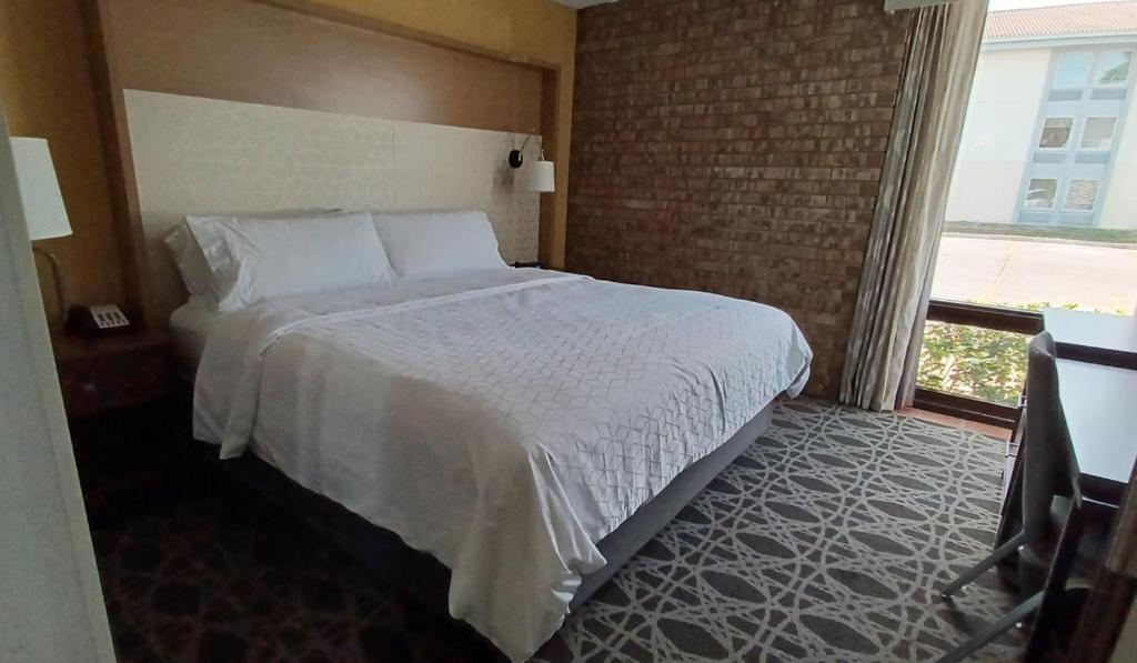 Postel nebo postele na pokoji v ubytování Holiday Inn - McAllen - Medical Center Area by IHG