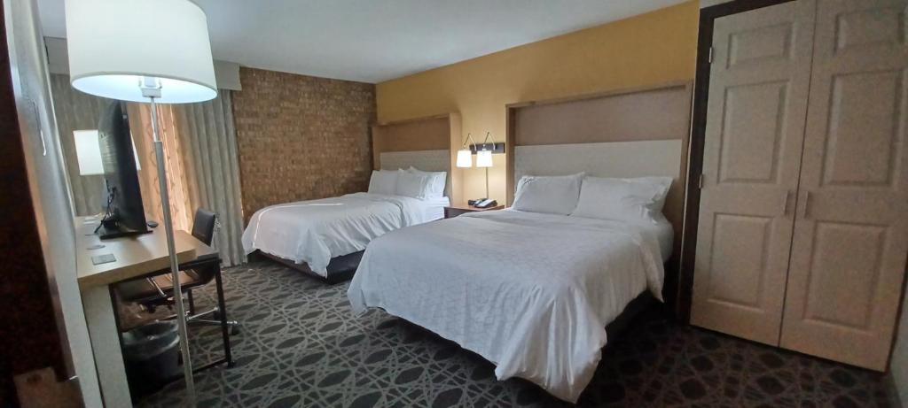 Postel nebo postele na pokoji v ubytování Holiday Inn - McAllen - Medical Center Area by IHG