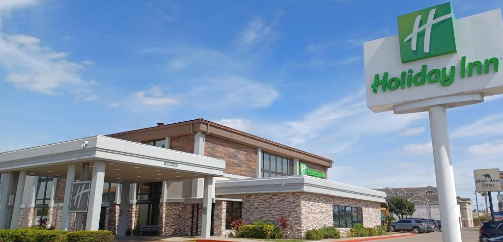 un panneau d'auberge de vacances devant un hôtel dans l'établissement Holiday Inn - McAllen - Medical Center Area, an IHG Hotel, à McAllen