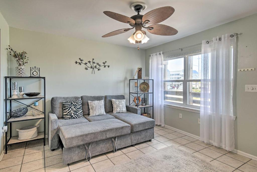 Una sala de estar con un sofá y un ventilador de techo. en Gulf Shores Condo with Pool and Grill Walk to Beach!, en Gulf Shores