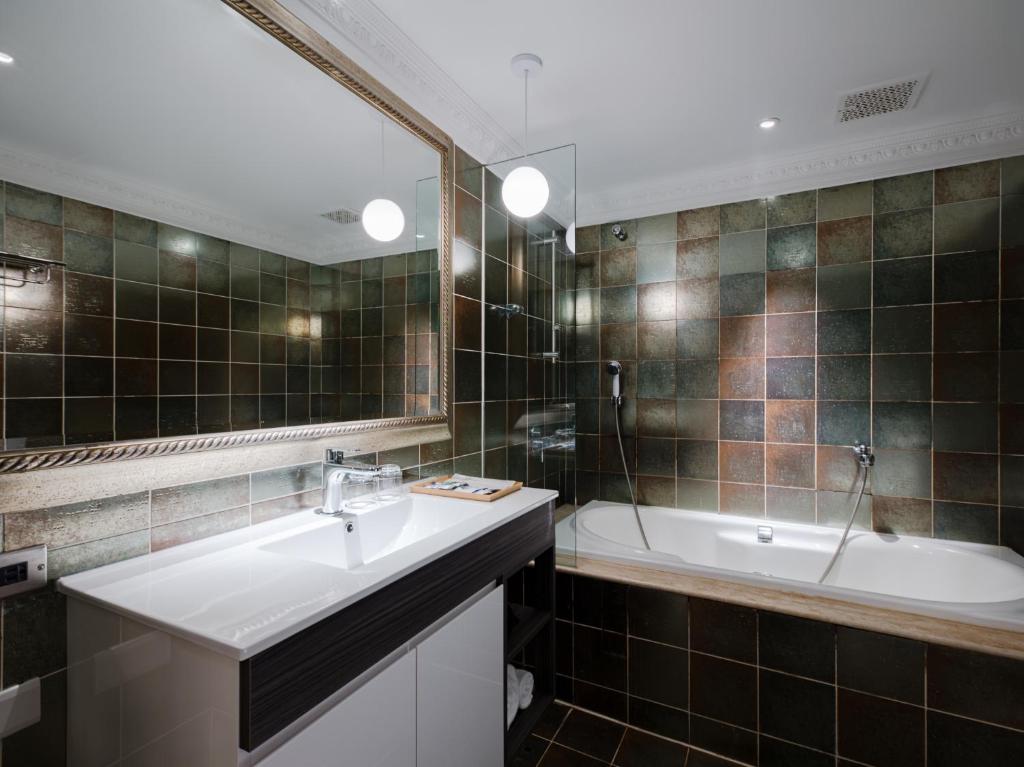 Koupelna v ubytování Archess Hotel
