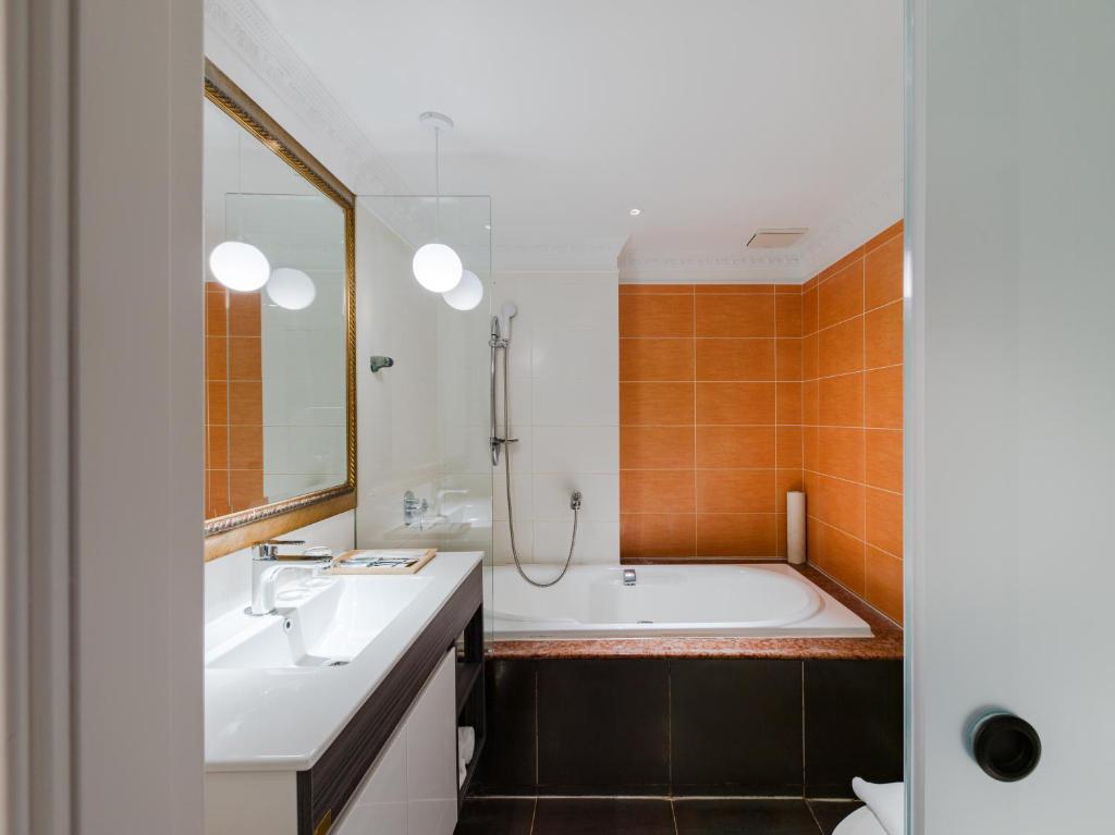 Koupelna v ubytování Archess Hotel