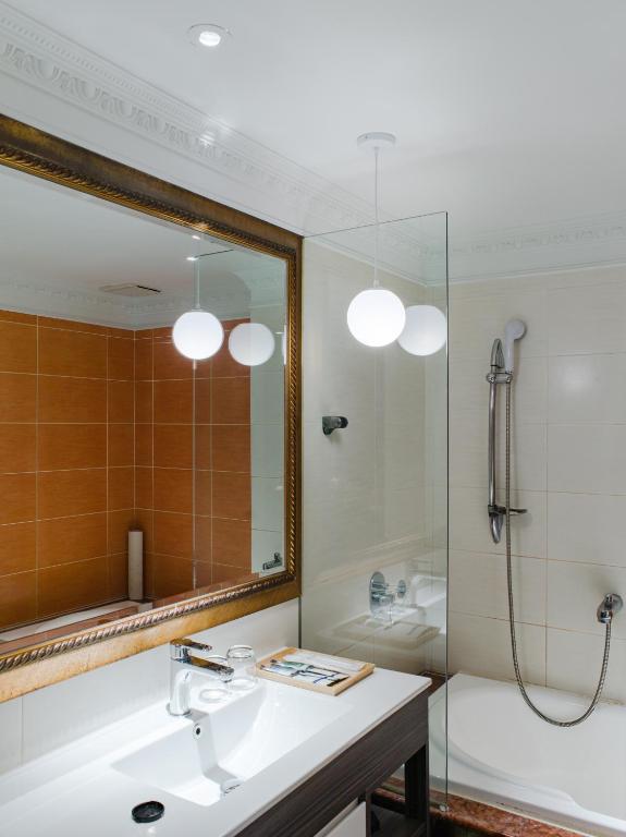 Koupelna v ubytování Archess Hotel